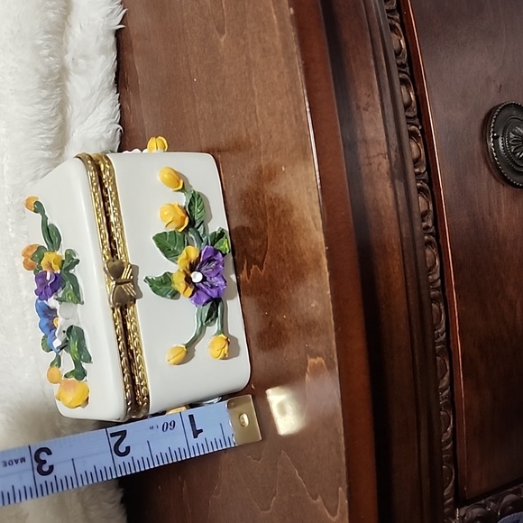 Vintage Floral Trinket Box with Gold Accents - Picture 8 of 9